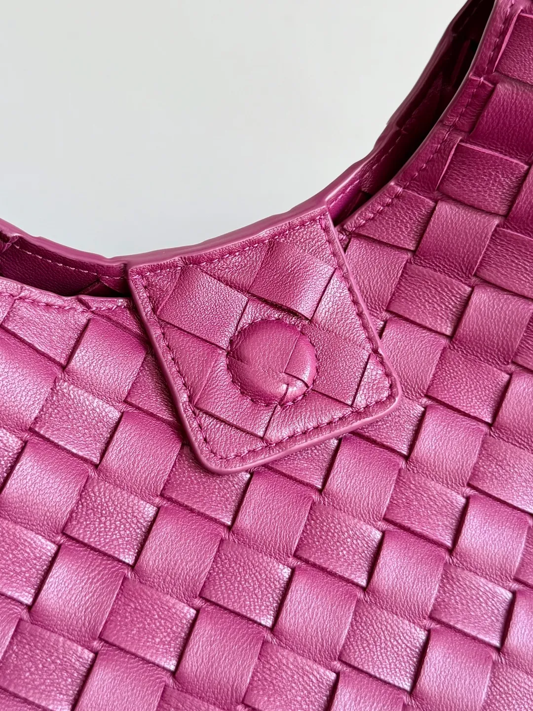 Batch 2160 new products are coming! BOTTEGA VENETA Bottega Veneta's 2025 new Campana shoulder bag is on the market~ First of all, I would like to praise the weight of this bag. As a not too small bag, it is very light for daily use. For people like me who need to carry a lot of belongings when going out, this advantage is great, and it greatly reduces the burden of traveling. 🛍️The shape is a bit like a combination of parachute and jodie. The blunt triangle shape is cute and honest. Carrying it on your back when going shopping is a good mood accelerator. The handles and body of the bag are both classic weaves. A tie is added to the original open design. If it is not tied up, the bag will look like a small vegetable basket when carried. Style number: 844249 Size: 33*20*16.5cm
